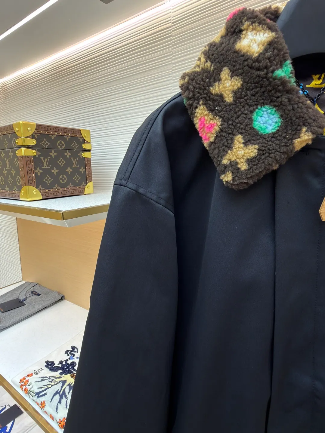 LOUIS VUITTON x Tyler color printed fur collar jacket ●Original version: Purchased and developed by 36999 ●Item number: 1681757-B80 ●Fabric: cotton fabric ●Technology: Printing ●Color: black ●Version: fitted version ●Weight: about 885 grams ●Size: S-M-L-XL ●Description: The main body is made of high-density windproof fabric, treated with a water-repellent coating, which is both durable and protective; the neckline is spliced with Monogram pattern lamb wool material, which is fixed through a constant temperature composite process. It feels soft and fluffy and is not easy to shed, improving warmth and styling. The body is decorated with brand letter embroidery, using three-dimensional embroidery thread technology. The color is full and the texture is clear, highlighting the recognition. The version is loosely cut, with horn buckle + drawstring design, making it easy to put on and take off and adaptable to various body shapes; the elastic cuffs enhance wind resistance. The stitching of the whole garment is neat, with no exposed threads at the splicing points. The size is measured manually (an error of 1-3CM is normal). The craftsmanship balances practical attributes and brand trend style. It is a single product that has both warmth and style. The overall wiring is straight and delicate, the fabric is comfortable and soft, and the color is consistent without color difference. It can be matched with the same style to create a fashionable look and control various occasions. Customized accessories, complete with three standards, same style for men and women!